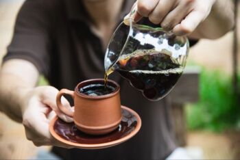 Pijete „decaf“? Vyvraciame najväčšie mýty o bezkofeínovej káve