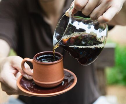 Pijete „decaf“? Vyvraciame najväčšie mýty o bezkofeínovej káve