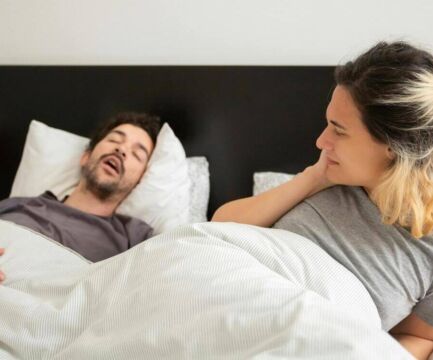 Budí vás chrápání? Možná je problém ve vašem polštáři