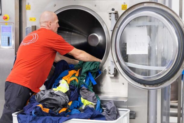 Iba profesionálne pranie pracovných odevov zaručí dostatočnú hygienu na pracovisku. Zdroj: Lindströmgroup.com
