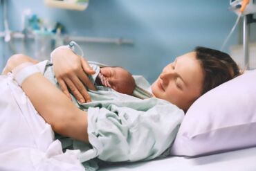 Oxytocin hraje důležitou roli při porodu a kojení