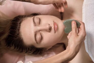 9 účinků gua sha nástroje na zdraví a pleť