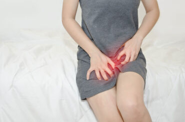 svědění a pálení je příznakem vaginální kvasinkové infekce