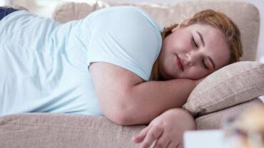 Odborníci doporučují při léčbě obezity u dospělých zlepšit kvalitu spánku.
