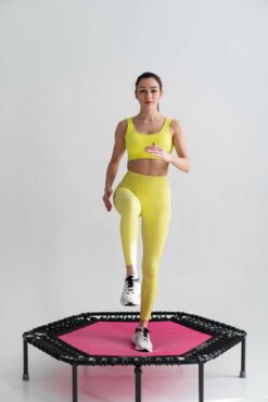 Základná zostava skákania na trampolíne - vysoké kolená