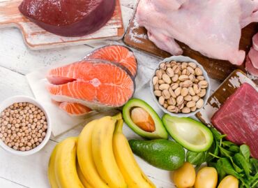 Vitamín B12 pomáha produkovať hemoglobín, ktorý pomáha bunkám prijímať životodarný kyslík