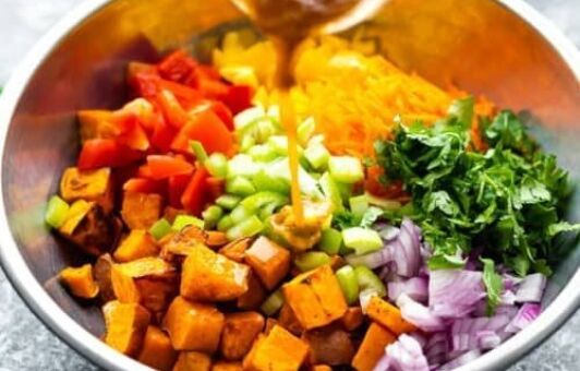 Salát z divoké rýže a sladkých brambor recept
