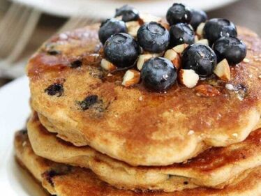 Čučoriedkové mandľové palacinky