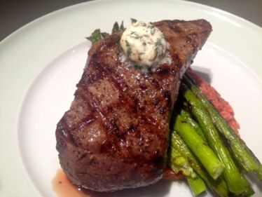 Grilovaný steak so špargľou